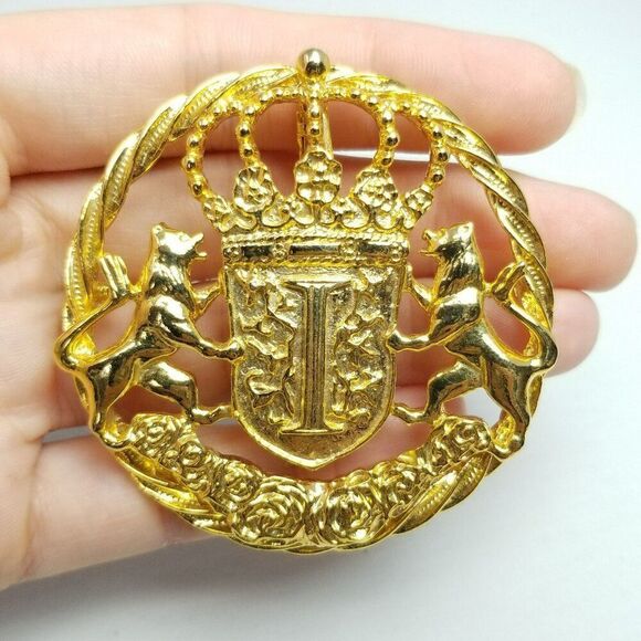 Vintage Ivana Trump Family Crest Gold Tone Brooch Lapel Pin, Signed Estate - Picture 1 of 5